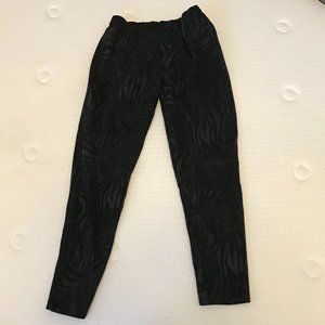 Beautiful pattern black pants/legging size XS